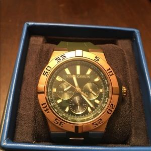 Green rubber band Vince camuto